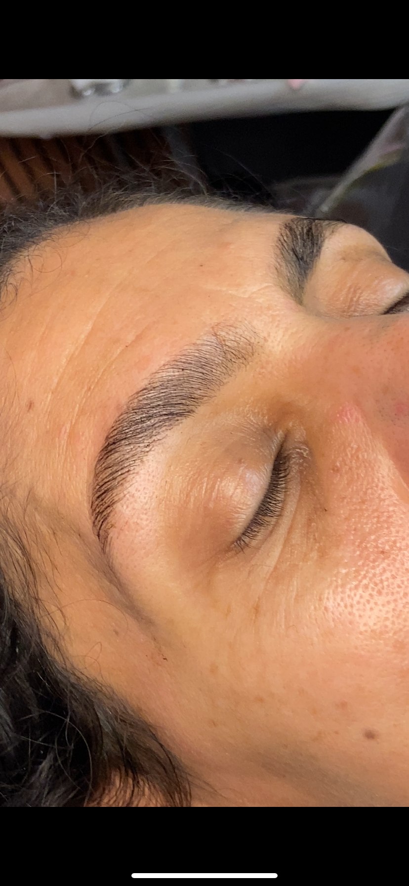 Resultado real de Brow Lamination com sobrancelhas alinhadas