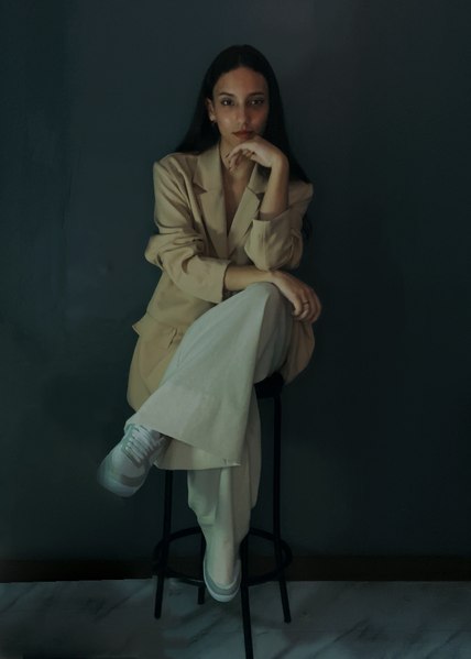 Nikole sentada em seu ensaio profissional no studio
