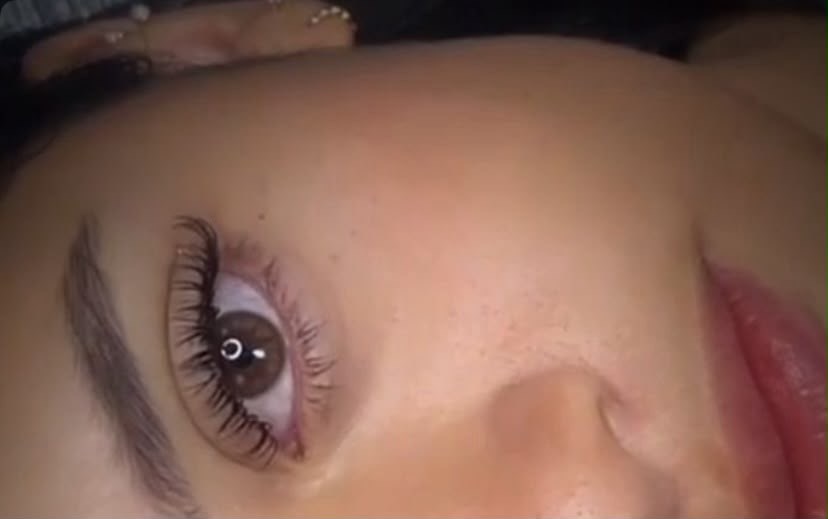 Resultado natural de cílios em detalhe do olhar